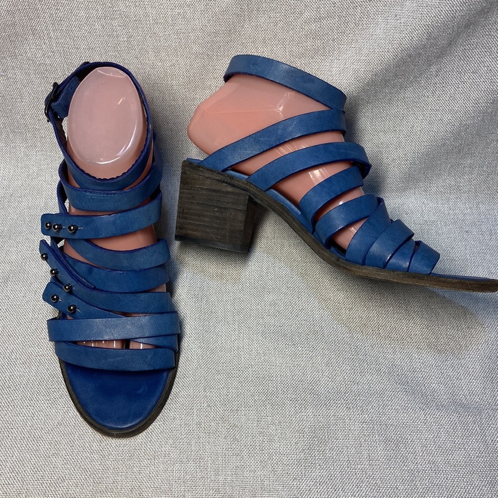 LD Tuttle Leather Strappy Blue Sandals. Size 39 Made Italy.
